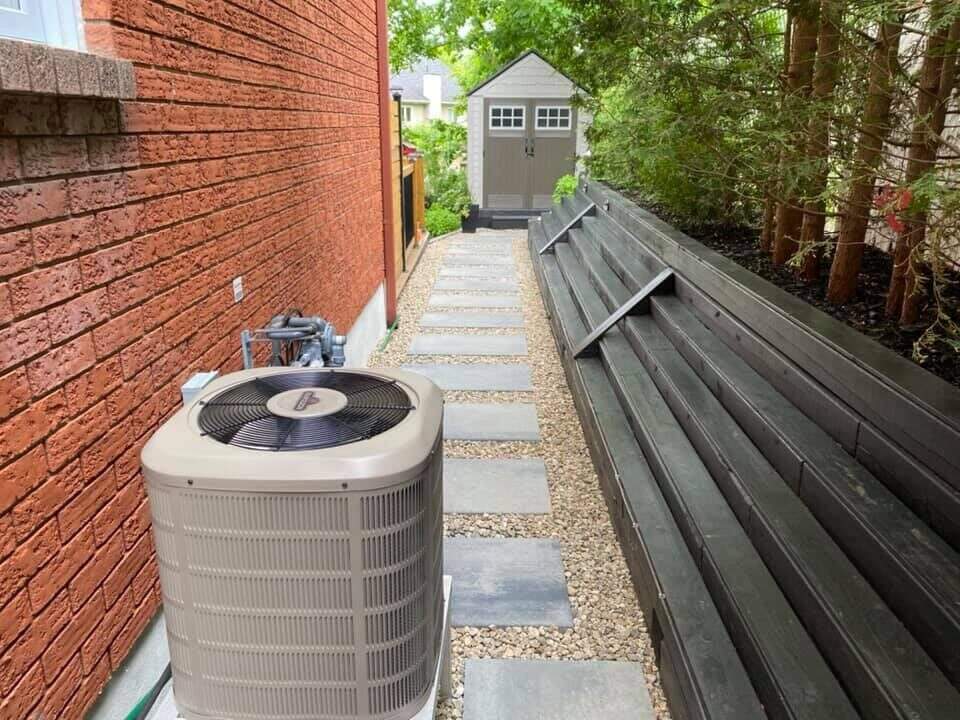 Allée latérale en dalles