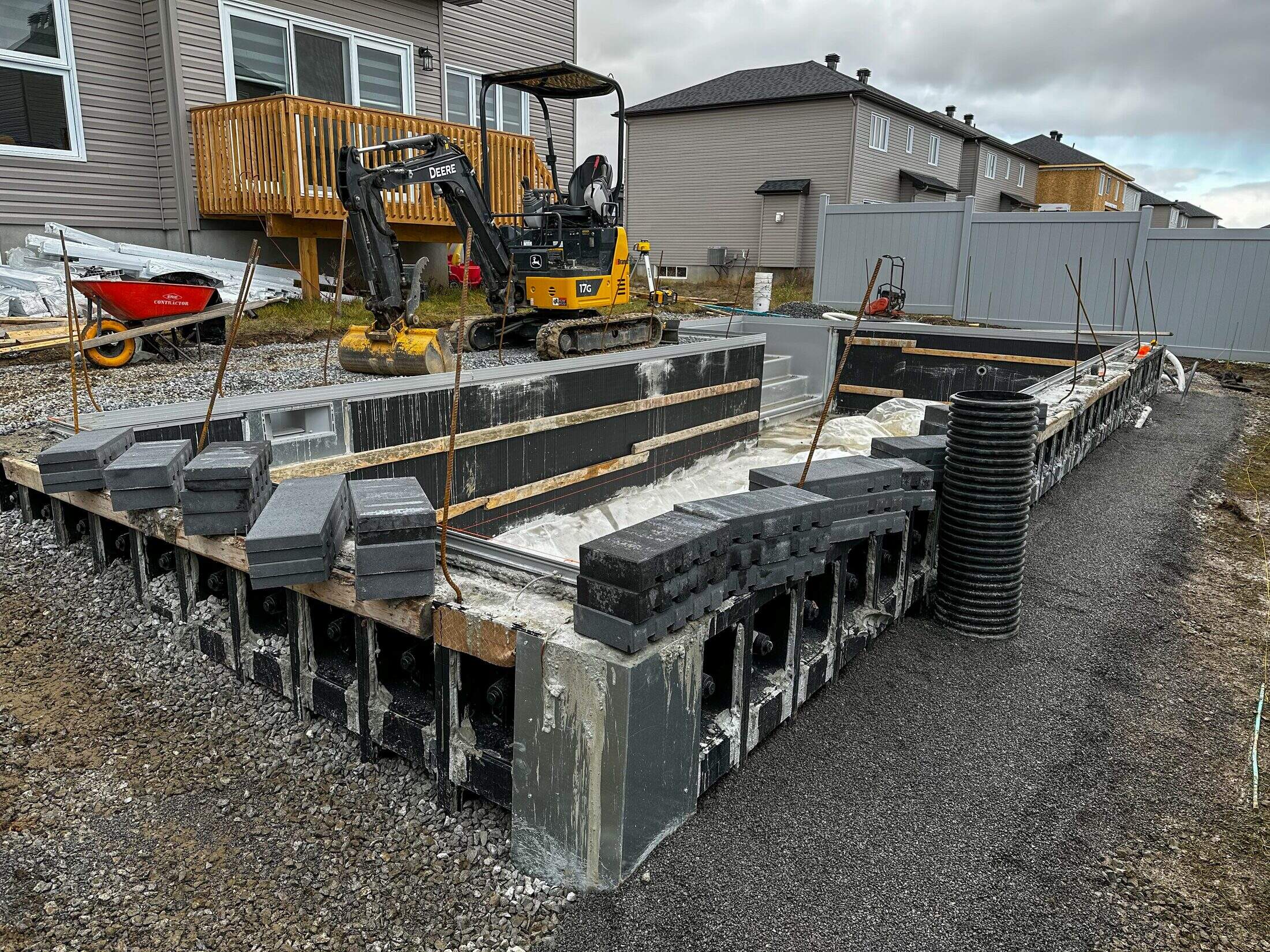 Installation coffrages piscine