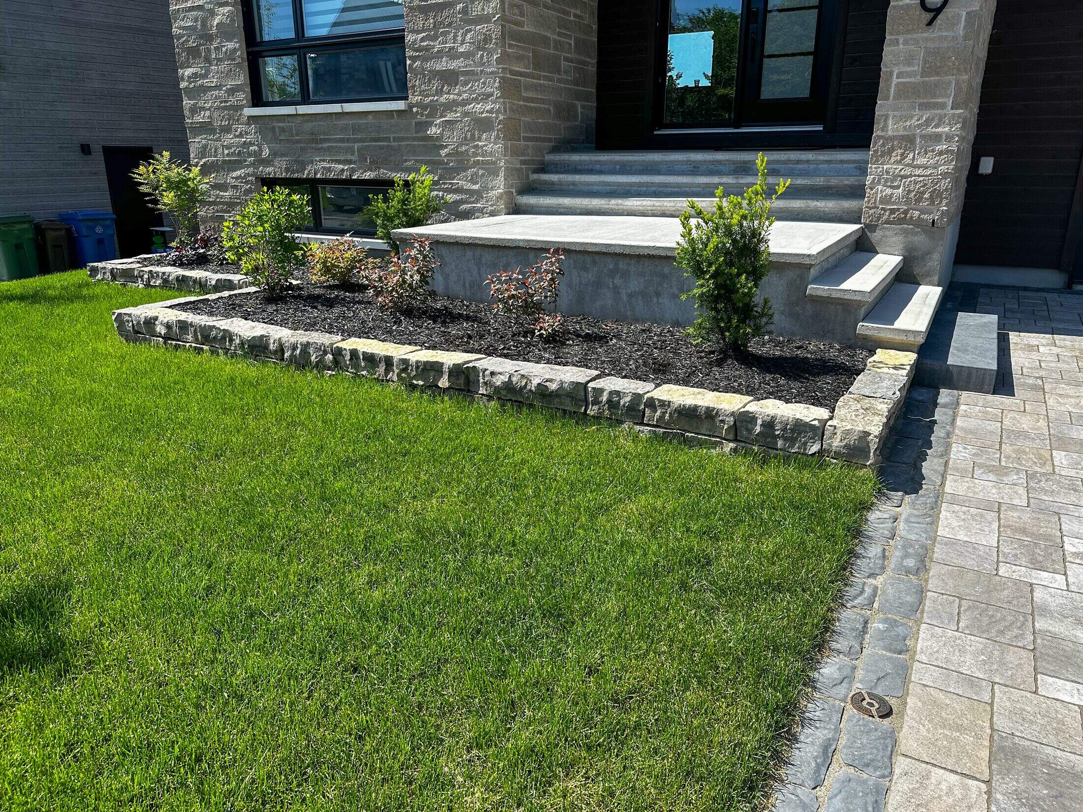 Entrée avec escalier et platebande