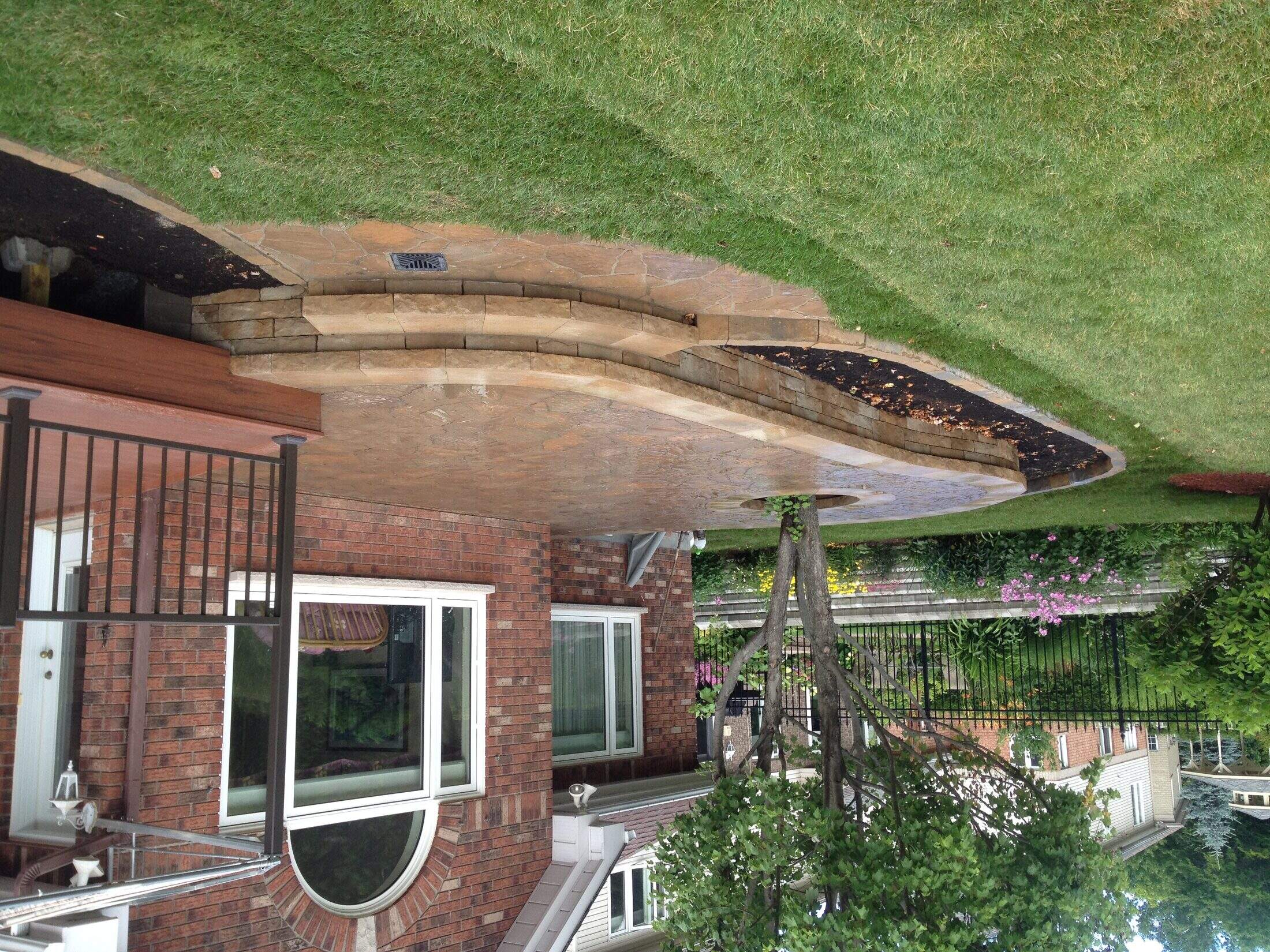 Muret courbe en pierre naturelle