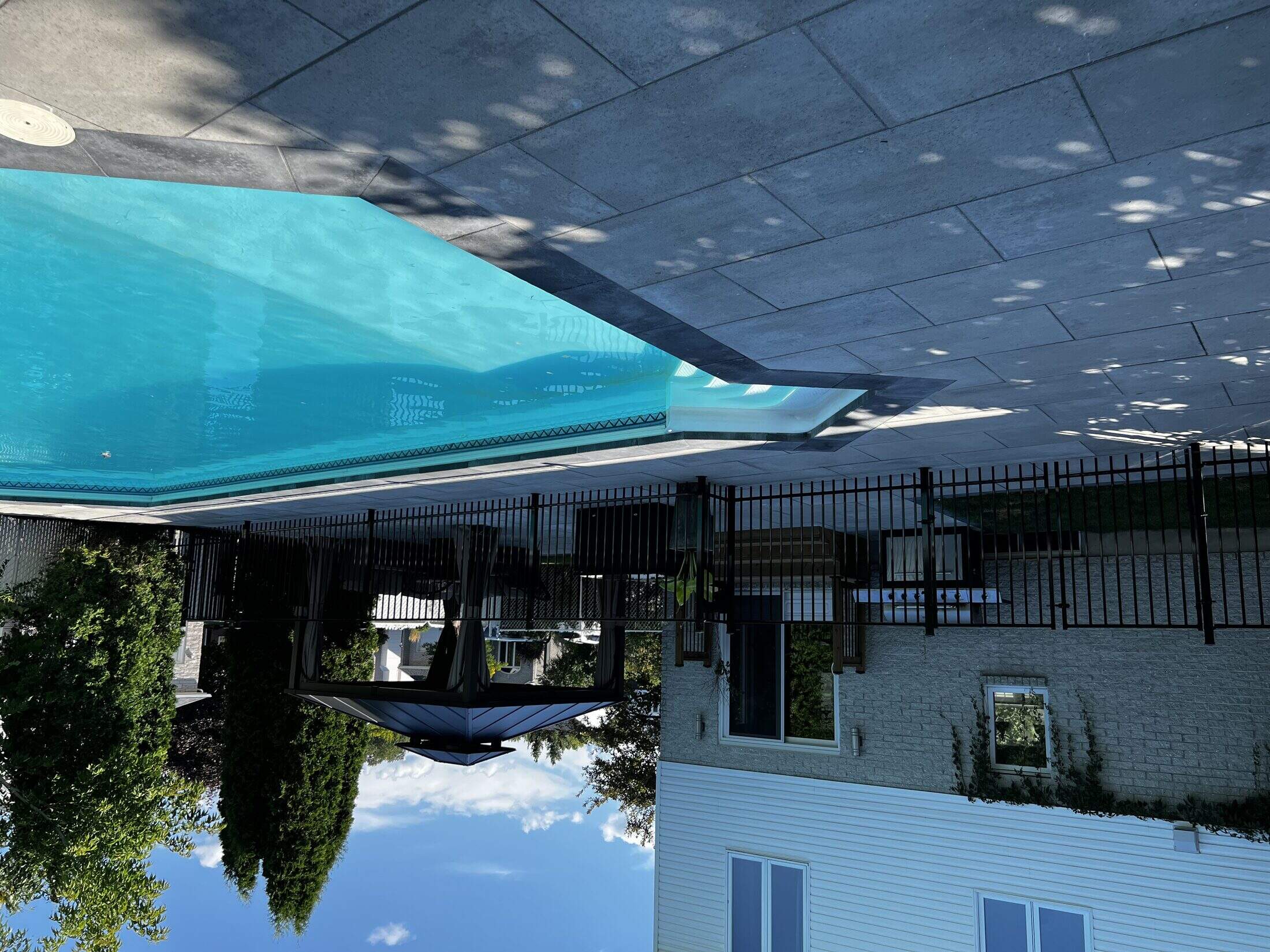 Piscine creusée dalle grise