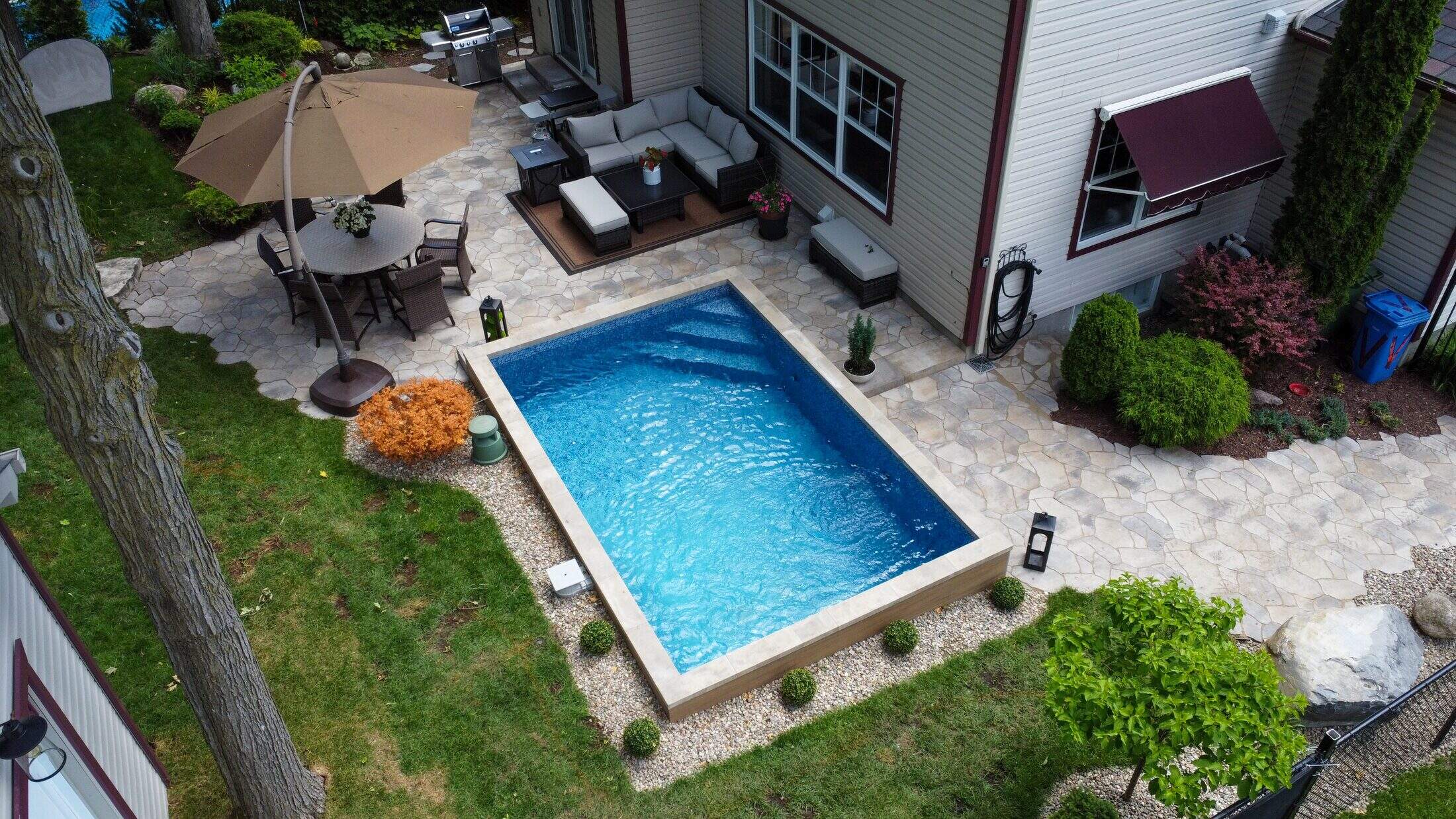 Piscine hors terre et patio