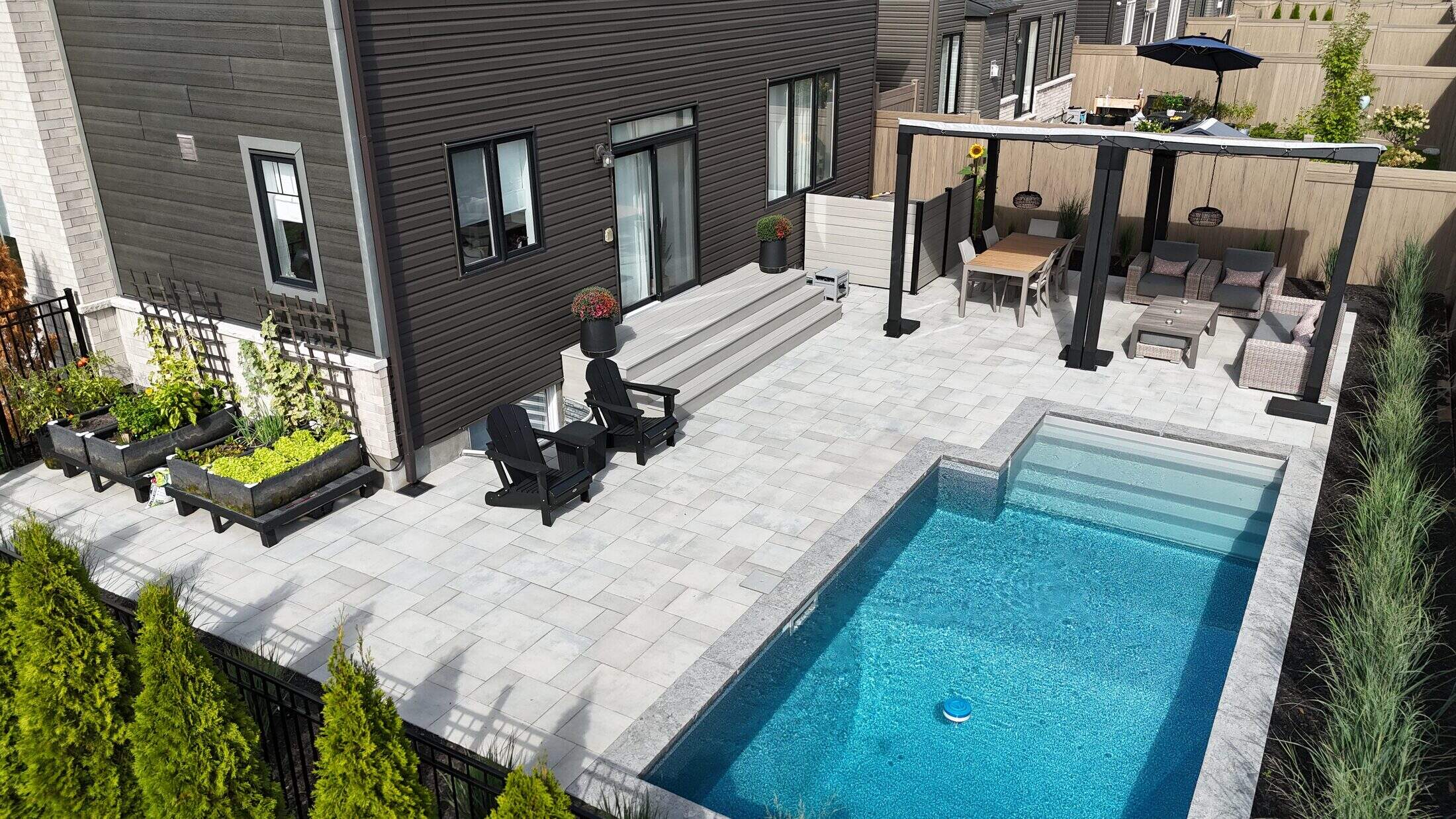 Piscine pergola patio drone