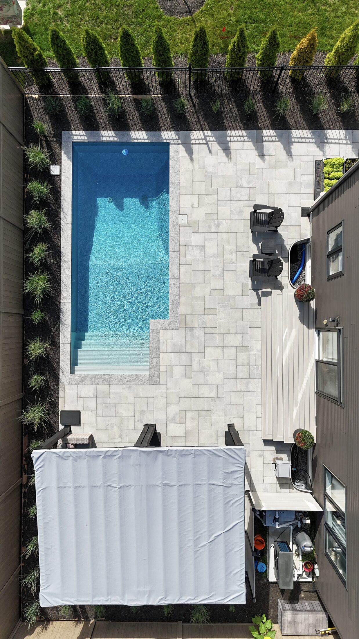 Piscine et terrasse vue drone