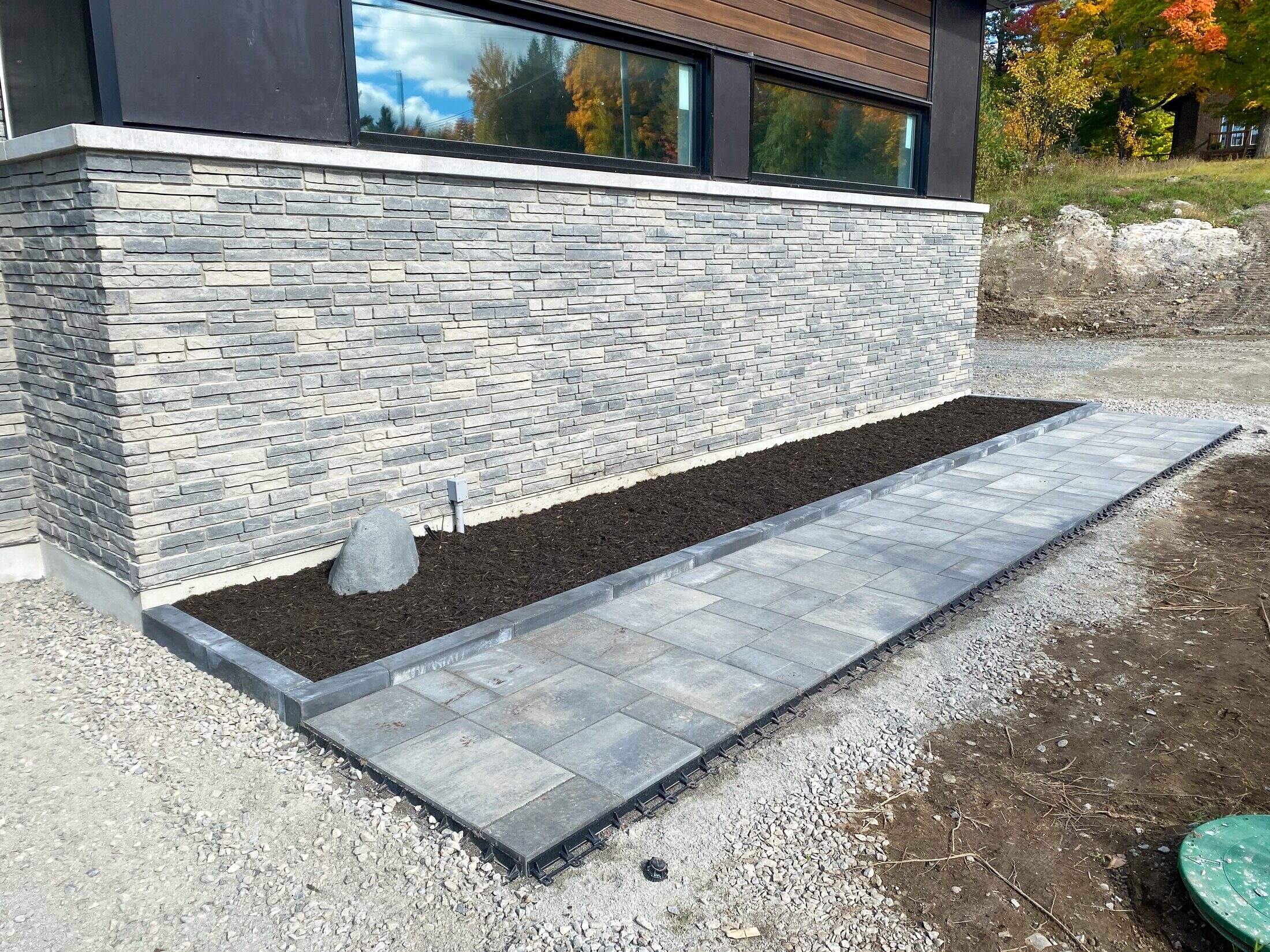 Sentier et plates-bandes